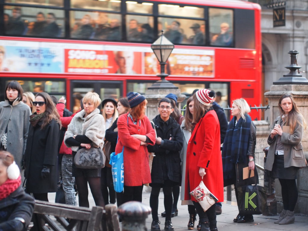 ロンドンのファッションウィークのイベントで並んでいる人たち, Photp by 久保