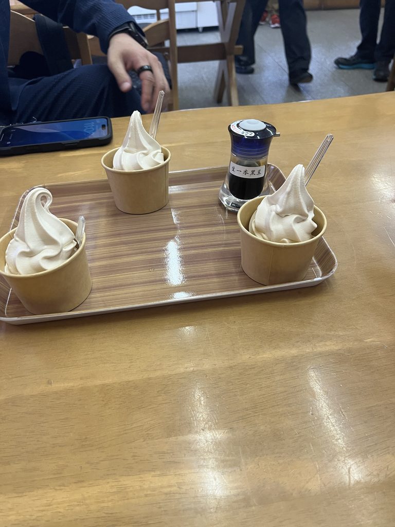 醤油をかけて食べるソフトクリーム