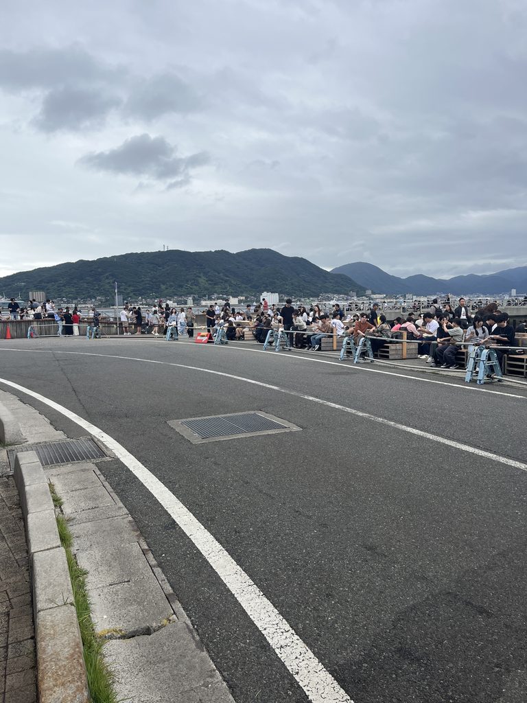 唐戸市場の岸壁。机も椅子もないが、ここがいちばんの体験になっている