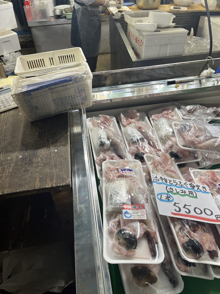 ふぐの売り場。名前が書かれるのは、電卓の横の伝票だけだった