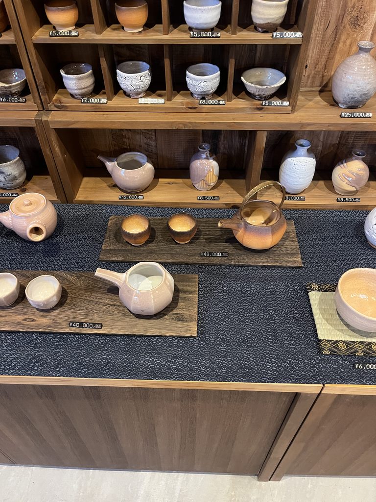 店内の陳列。入りやすい値段から高い値段まで、段差がきちんと作られていた