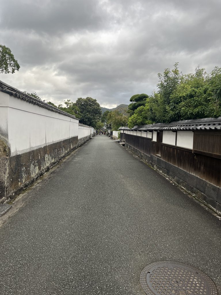 萩城下町の白壁の通り。看板が少なく、景観がよく保たれている