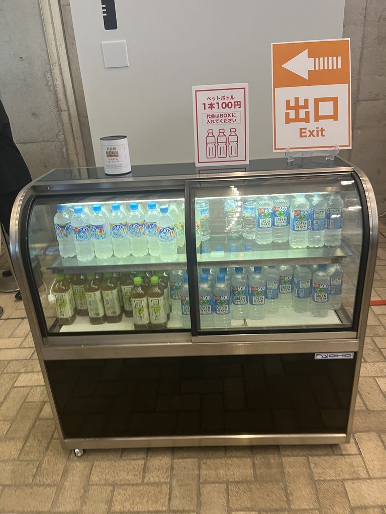 館が自分で置く飲み物は、1本100円、代金は箱に入れる方式