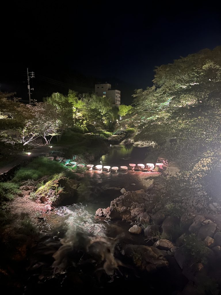 長門湯本温泉の夜の音信川。暗くなってからも歩きたくなる